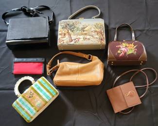 Vintage Handbags (7)
https://ctbids.com/estate-sale/34628/item/3890087/Vintage-Handbags-7