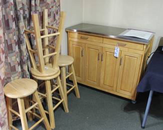 NICE ROLLING CABINET WITH A FOLD DOWN BAR AND 4 STOOLS