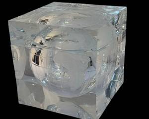 Vintage Pirelli Alessandro Albrizzi Lucite World Globe Ice Bucket

A dramatic square ice bucket crafted in lucite. The interior depicts a globe of the world in varied textures and depth 

Circa 1970's 