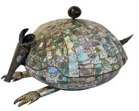 Vintage Hand Wrought Los Castillo Antonio Pineda Hermanos Taxco Armadillo Lidded Container

Amazing work of art! A spectacular fine sample of traditional Mexican abalone inlay work! 

Originally purchased for $3,500

One small piece missing under one arm. 

Measures about 15" l x 9" h 