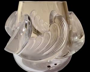 R. Lalique, France, "Vagues" Large Vase - Frosted Crystal / Heavy Lalique Wave Frosted Crystal Vase 

Lalique France frosted crystal vase with big waves in relief. Made in France, mid-20th century.
