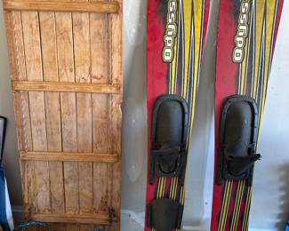 Toboggan, water skis