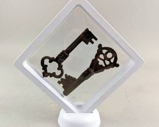 Metal Skeleton Keys, Qty. 2 With Display Box And Stand, 3.125" And 3.25" 