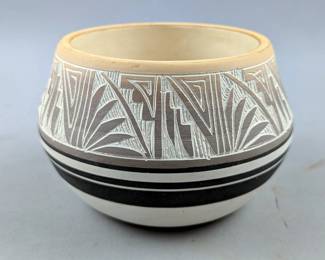 Etched Mesa Verde Pottery Painted Bowl, Possibly Marked "N Sooh Navajo USA" On Bottom, 5.75" x 3.75" 