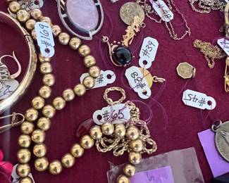 Lots of 14 and 18kt gold