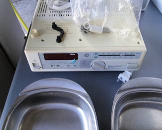 Under cabinet mount radio, and yes it works