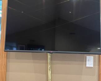 43 inch LG TV in good condition.
