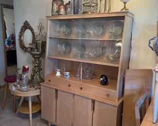 Beautiful Mid-Century Modern Hutch