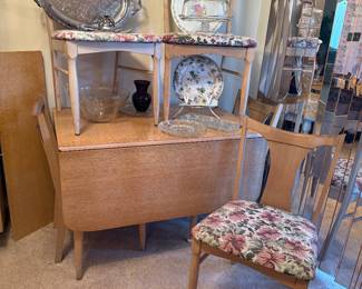 Sweet MCM table with four chairs