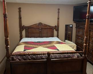 Lovely three piece bedroom set like new mattress