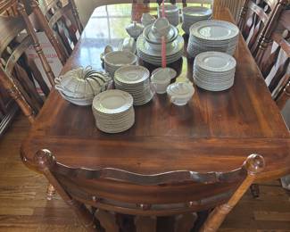 Beautiful dining table plus 8 chairs