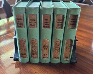 Awesome metal vintage cookbook books pull out as files! 💕