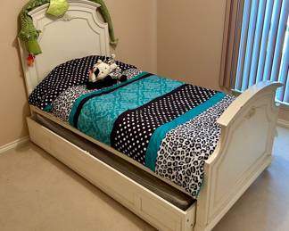 Nice nice twin trundle bed 