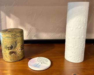 Very nice Rosenthal vase and gold porcelain canister 