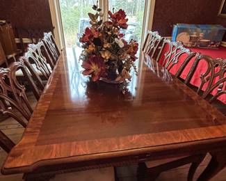 Dining Room Table with 8 chairs 2 leaves