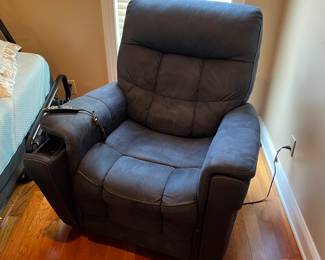 Large lift chair in great condition 