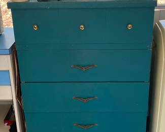 The hardware on this vintage chest of drawers will make you swoon 😍