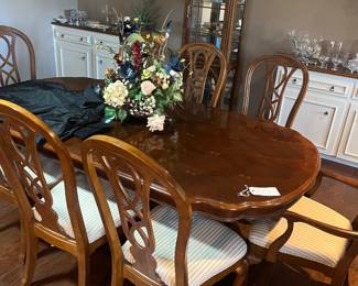 Very nice dining table and chairs