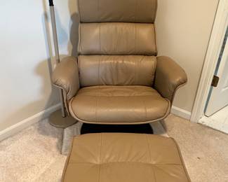 Relax in This Tan Leather Swivel Arm Chair and Ottoman
31 x 30 x 29
