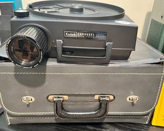 Kodak Carousel 760H Auto Focus Slide Projector with Case, Manual and Original Cords!