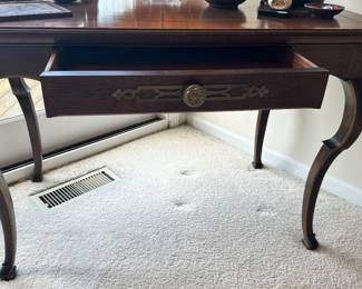 Henredon Desk with One Drawer
44 x 24 x 24.5