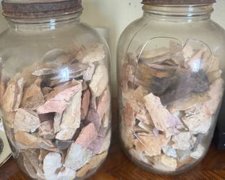 arrow head and flint pieces