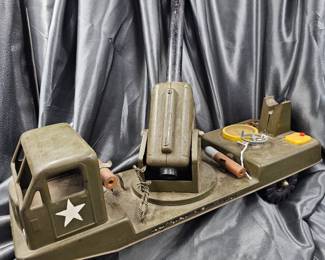 VINTAGE BATTERY OPERATED ARMY TOY TRUCK ARTILLERY
