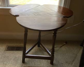 Clover leaf table