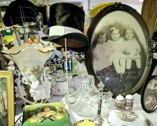 Much vintage collectibles. 