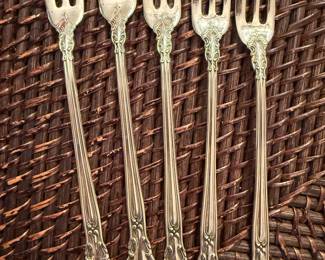 Chantilly Sterling by Gorham
Set 5 oyster/seafood forks