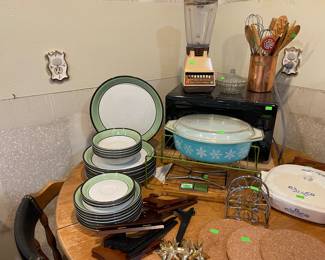 Kitchen Pyrex 