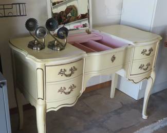 Bassett Furniture Co. vanity - nothing wrong with it - just no room in the house