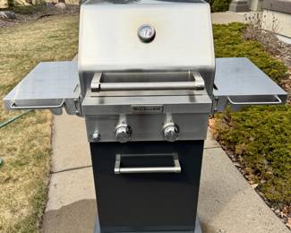 Very nice KitchenAid gas grill.  This does come with a cover