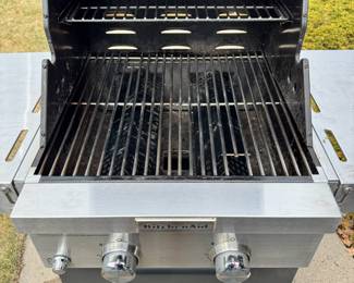 Very nice KitchenAid gas grill.  This does come with a cover