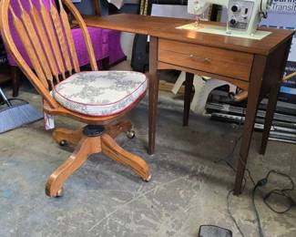 CT763Kenmore Sewing Machine Table and Chair