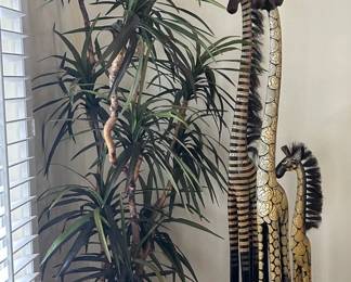 CT880VWooden Safari Animals And Faux Plant