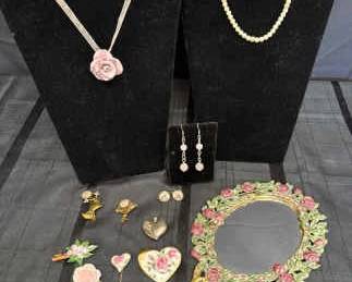 CT917Vintage Jewelry And Mirror