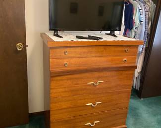 HARMONY HOUSE HIGHBOY; INSIGNIA 32" TV