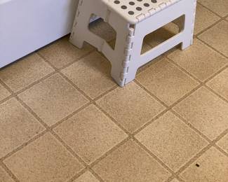 FOLDING ONE-STEP STOOL