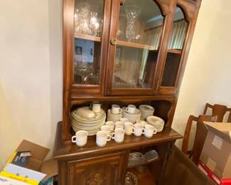 VTG EARLY AMERICAN STYLE CHINA HUTCH