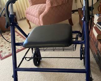 ROLLATOR (WALKER)