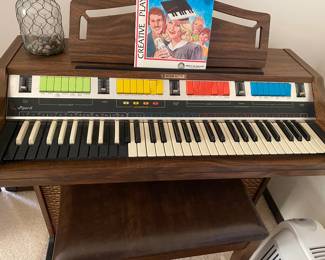 HAMMOND ORGAN PIPER 11 W/BENCH & MUSIC