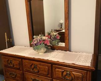 HARMONY HOUSE VTG DRESSER W/MIRROR