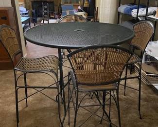 Hitop w 4 Chairs