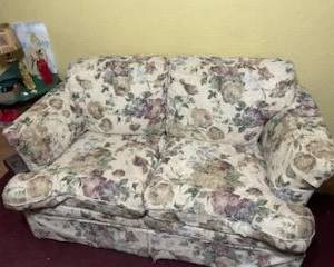 Floral off white fabric loveseat. Very comfortable
