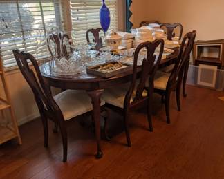 Kincaid DiningvTable w/8 chairs
