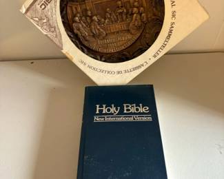 PPE159 The Last Supper Wood Plate And Holy Bible Niv