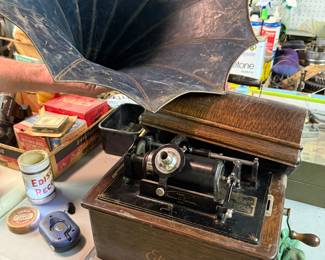 THOMAS EDISOM MODEL B CYLINDER PHONOGRAPH WITH SEVERAL CYLINDERS