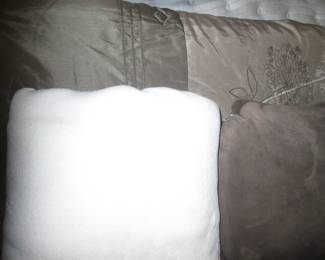 King Comforter, Linens, Throw & Bed Pillows