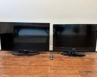 2 SAMSUNG TVs  Stands
